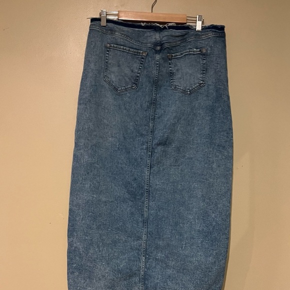 Wild Fable Mid Rise Slit Front Maxi Denim Skirt Raw Hem Medium Wash Size 16R - Picture 3 of 7